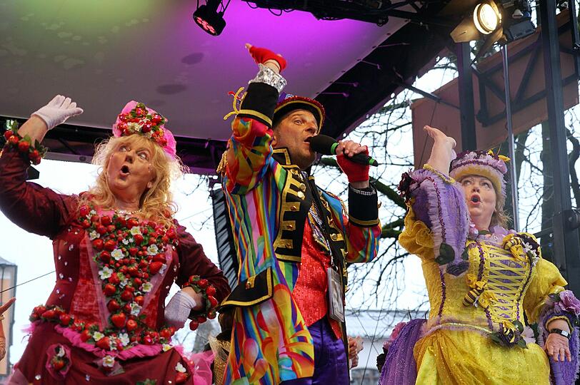 Showacts und Tanz der Marktweiber - hier gibt's die besten Bilder vom Faschingstreiben am Viktualienmarkt.