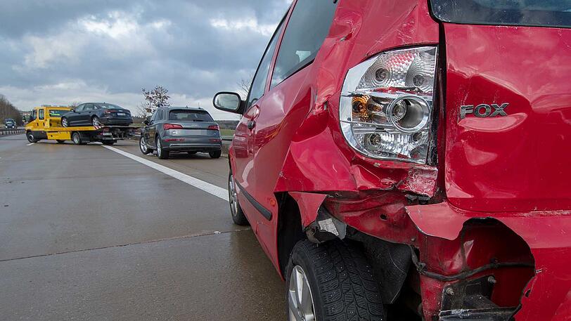 Massenkarambolage auf der A93: Bei Schneegestöber waren viele Fahrzeuge ineinander gekracht.