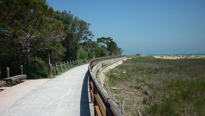 Radweg von Bibione zum Leuchtturm. Radweg von Bibione zum Leuchtturm.