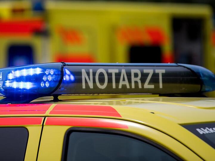 Ein Notarztwagen steht mit eingeschaltetem Blaulicht. Foto: Monika Skolimowska/dpa-Zentralbild/dpa/Symbolbild
