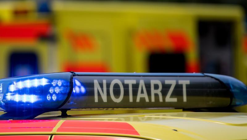 Ein Notarztwagen steht mit eingeschaltetem Blaulicht. Foto: Monika Skolimowska/dpa-Zentralbild/dpa/Symbolbild Ein Notarztwagen steht mit eingeschaltetem Blaulicht. Foto: Monika Skolimowska/dpa-Zentralbild/dpa/Symbolbild