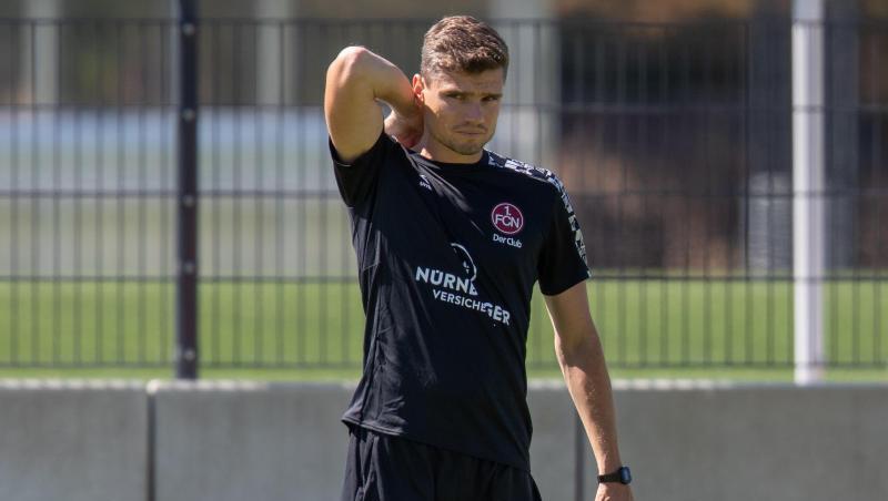 Trainer Robert Klauß verfolgt das Nürnberger Training.