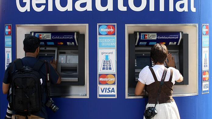 Geld abheben, und zwar am besten ohne Gebühren bei der eigenen Bank, das wird für manche Kunden zum Spießrutenlauf.