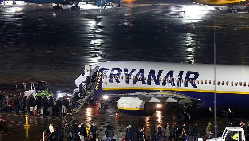 Passagiere beim Boarding einer Ryanair-Maschine am Flughafen Köln/Bonn.