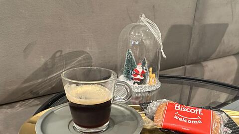 Ein Espresso und ein Karamellkeks dazu. So wird das serviert - hier in einem Berliner Friseursalon. (Archivbild)