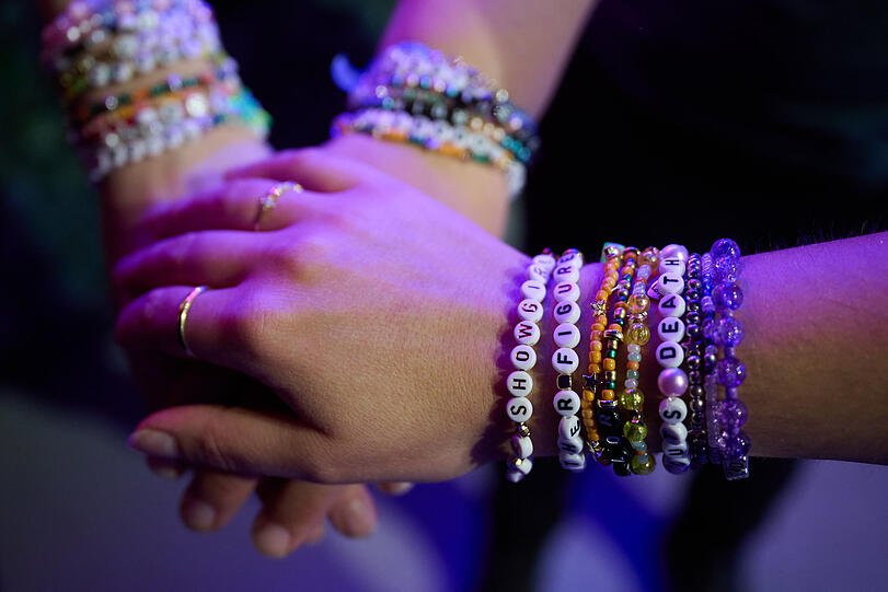 Taylor Swift Fans zeigen ihre Armbänder, auf denen Teile von Songtexten zu lesen sind. Taylor Swift Fans zeigen ihre Armbänder, auf denen Teile von Songtexten zu lesen sind.