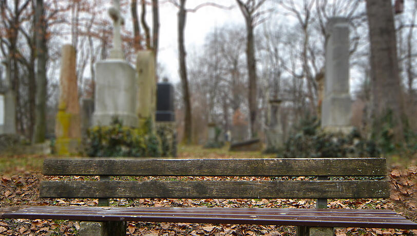 Auf einem Friedhof ist eine 80-Jährige überfallen worden. Auf einem Friedhof ist eine 80-Jährige überfallen worden.