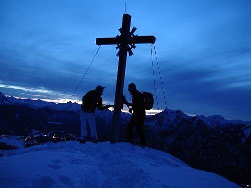 Die Gifpelmosher erklimmen hohe Berge um sie zu bemoshen, denn: &bdquo;Richtig gute Metalmusik ist gigantisch und mystisch &ndash; so wie auch die Berge sind.&ldquo; Die kuriosen Fotos von den Gipfelmoshern.