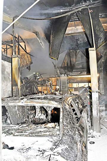 Bei einem Großbrand in einer Luxusautowerkstatt entstand erheblicher Sachschaden.