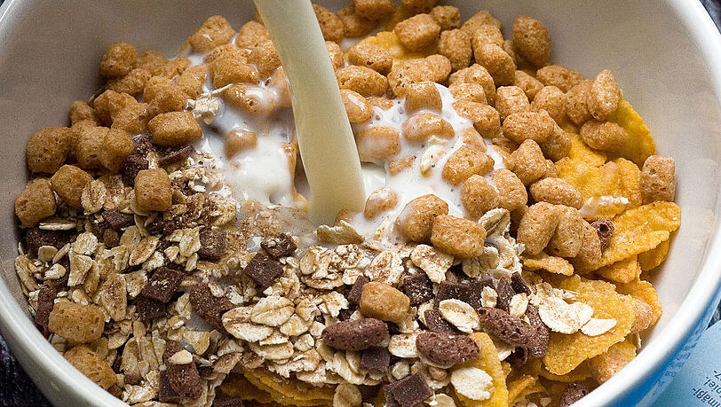 Müsli mit Milch sind ein perfektes Frühstück für einen Tag auf dem Berg. Müsli mit Milch sind ein perfektes Frühstück für einen Tag auf dem Berg.