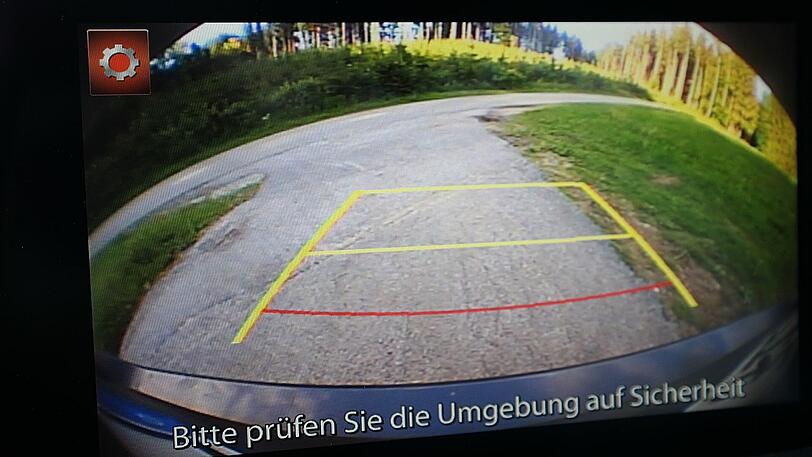 Gestochen scharfes Bild: Die Rückfahrkamera ist beim Rangieren ein sehr angenehmer Helfer.