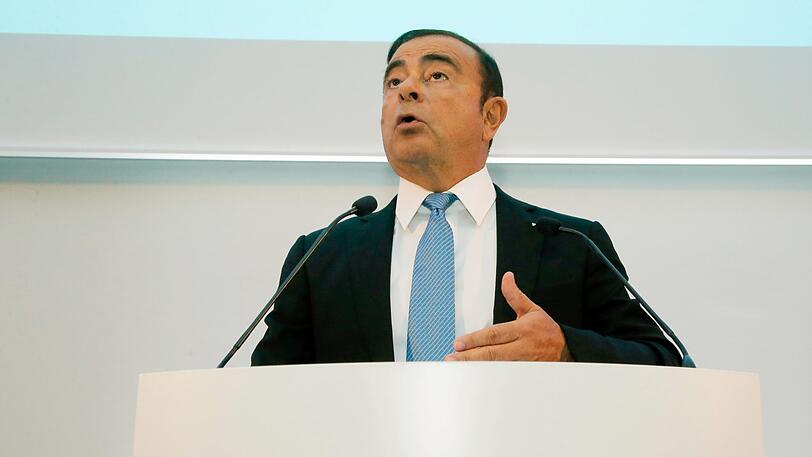 Renaults CEO Carlos Ghosn spricht auf einer Pressekonferenz. Die bereits verbündeten Autobauer Renault und Nissan sprechen Kreisen zufolge über eine komplette Fusion.