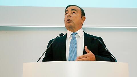 Renaults CEO Carlos Ghosn spricht auf einer Pressekonferenz. Die bereits verbündeten Autobauer Renault und Nissan sprechen Kreisen zufolge über eine komplette Fusion.