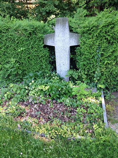 Verwahrlost, verwuchert: Das Grab von Franz Gsell (&dagger; 76).