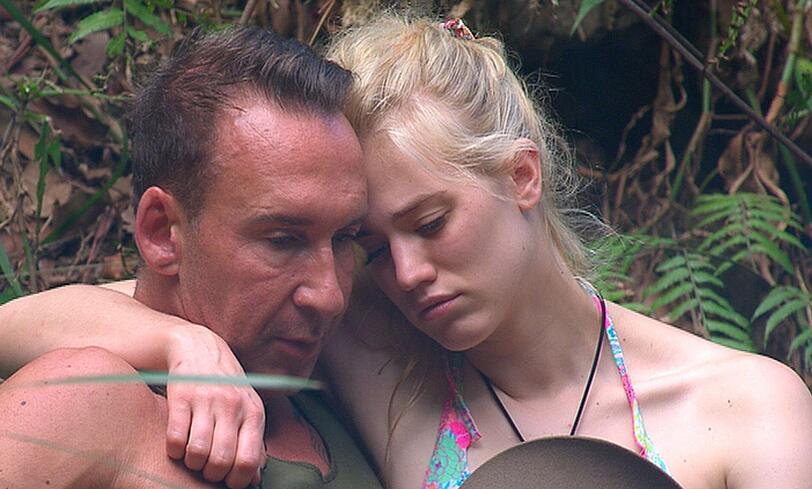 Larissa: 'Du, ich wechsle meinen Namen. Ich nenn mich Lolita, oder so.' Jochen: 'Du hast echt nen Knall!'.