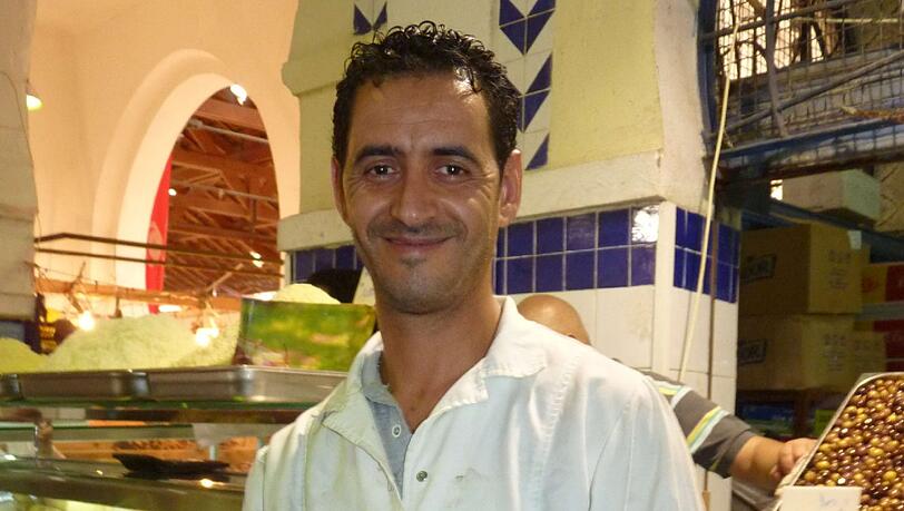 Olivenverkäufer in der Markthalle von Tunis Olivenverkäufer in der Markthalle von Tunis
