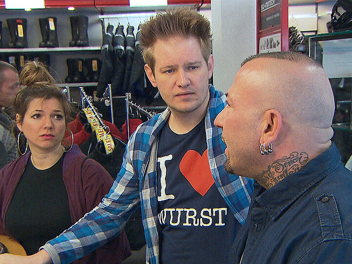 "Berlin Tag und Nacht": Ole (Mitte) und Fabrizio gehen einen Wettstreit mit Peggy ein. Sie wollen das coolere Geschenk für Joes Geburtstag auftreiben.