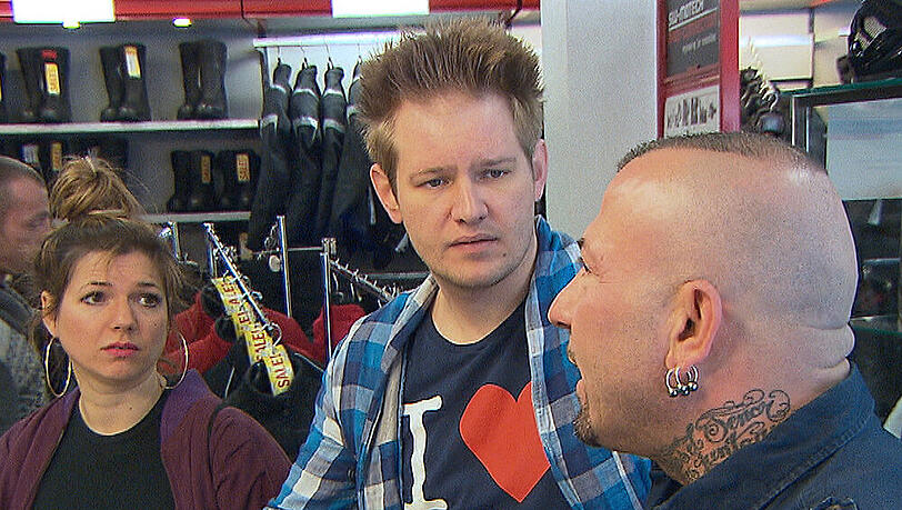 "Berlin Tag und Nacht": Ole (Mitte) und Fabrizio gehen einen Wettstreit mit Peggy ein. Sie wollen das coolere Geschenk für Joes Geburtstag auftreiben. "Berlin Tag und Nacht": Ole (Mitte) und Fabrizio gehen einen Wettstreit mit Peggy ein. Sie wollen das coolere Geschenk für Joes Geburtstag auftreiben.