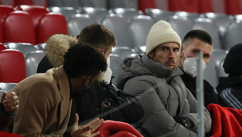 Tribünengast: Goretzka (2.v.r.) beim Hinrundenabschluss gegen Wolfsburg neben Coman, Stanisic und Süle (v.l.). Tribünengast: Goretzka (2.v.r.) beim Hinrundenabschluss gegen Wolfsburg neben Coman, Stanisic und Süle (v.l.).