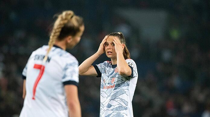 Können es nicht glauben: Klara Bühl (r.) und Giulia Gwinn im Parc des Princes.