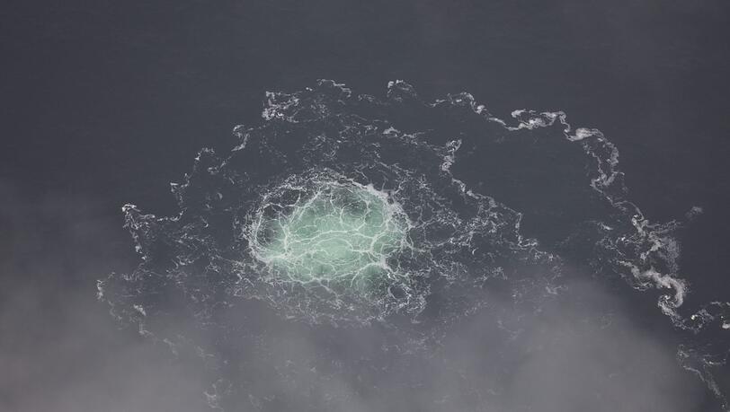 Das Bild zeigt ein kleines Gasleck bei Nord Stream 2 in der Ostsee, fotografiert aus einem Flugzeug der schwedischen Küstenwache. Das Bild zeigt ein kleines Gasleck bei Nord Stream 2 in der Ostsee, fotografiert aus einem Flugzeug der schwedischen Küstenwache.