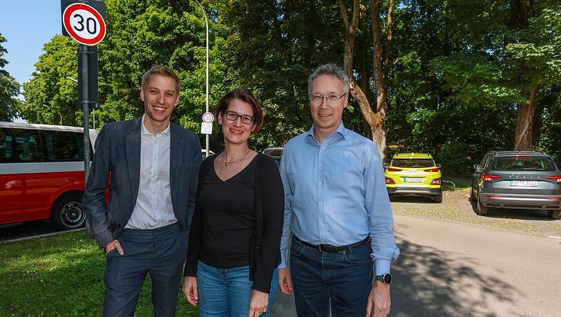 v.l. Bürgermeister Dominik Krause (Grüne), BA-Chefin Anais Schuster-Brandis (Grüne) und der Mobilitätsreferent Georg Dunkel (parteilos) stellen die neuen Möglichkeiten vor.