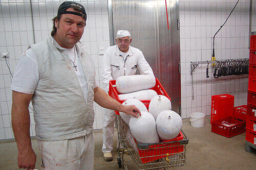 Der Döner-König in seinem Schlachthaus: Peter Bärlein-Denterlein (links) mit einem Mitarbeiter und den fertigen Döner-Spießen, die gerade aus dem Kühlhaus kommen.