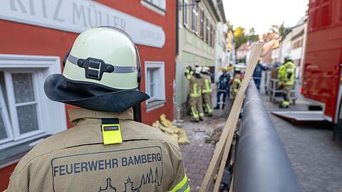 Den Einsatzkr&auml;ften gelang es, das Fahrzeug aus dem Geb&auml;ude herauszuziehen.