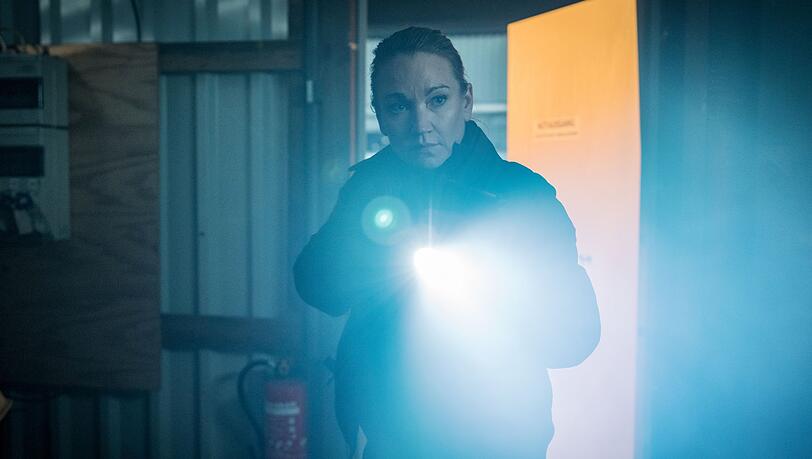 Ein angeblicher Fehlalarm lockt Sarah Kohr (Lisa Maria Potthoff) nachts auf ein Hamburger Werft-Gel&auml;nde.