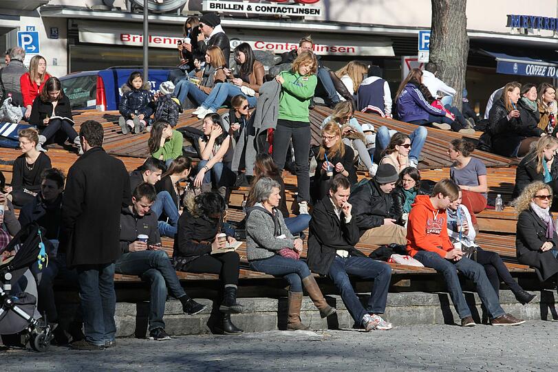 An den Bänken am Rindermarkt ist gut zu sehen, wie ausgehungert die Münchner nach Luft, Licht und Sonne sind.