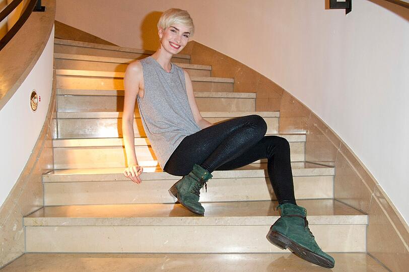 Bei seiner Modenschau am Mittwoch im The Charles Hotel zeigt der junge Münchner Designer Marcel Ostertag seine Kreationen - und präsentiert sie als Model gleich selbst. Prominente Gäste sind unter anderem Mirja Du Mont, Anika Scheibe, Lisa Martinek und Jutta Speidel.