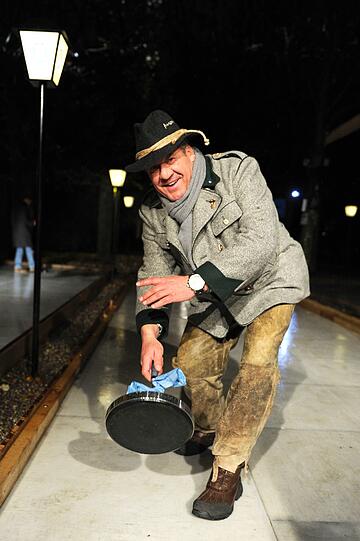 Promi-Wirt Hugo Bachmaier bei der 7. Angermaier Eisstock-WM in Tracht im Biergarten des Park Café München in München am 19.11.2013.