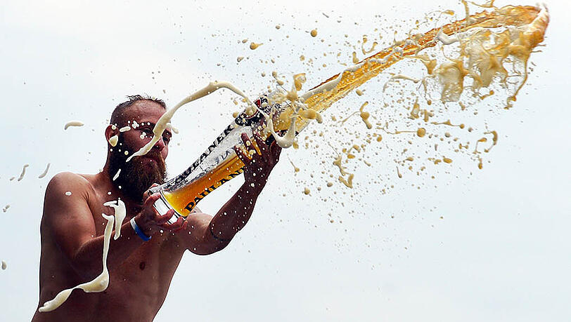 Der Darmstädter Publikumsliebling "Toni" Sailer feiert den Bundesliga-Aufstieg mit reichlich Weißbier. Der Darmstädter Publikumsliebling "Toni" Sailer feiert den Bundesliga-Aufstieg mit reichlich Weißbier.