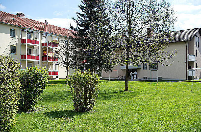Aus einer Messie-Wohnung in Rosenheim befreiten Polizisten eine eingesperrte 26-Jährige. Die Mutter wollte sich mit einem Sprung ins Treppenhaus das Leben nehmen.