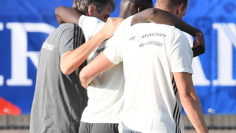 Verteidiger Antonio Rüdiger bleibt nach einem Zweikampf im Training liegen. Die Schock-Diagnose: Kreuzbandriss! Die Bilder. Verteidiger Antonio Rüdiger bleibt nach einem Zweikampf im Training liegen. Die Schock-Diagnose: Kreuzbandriss! Die Bilder.