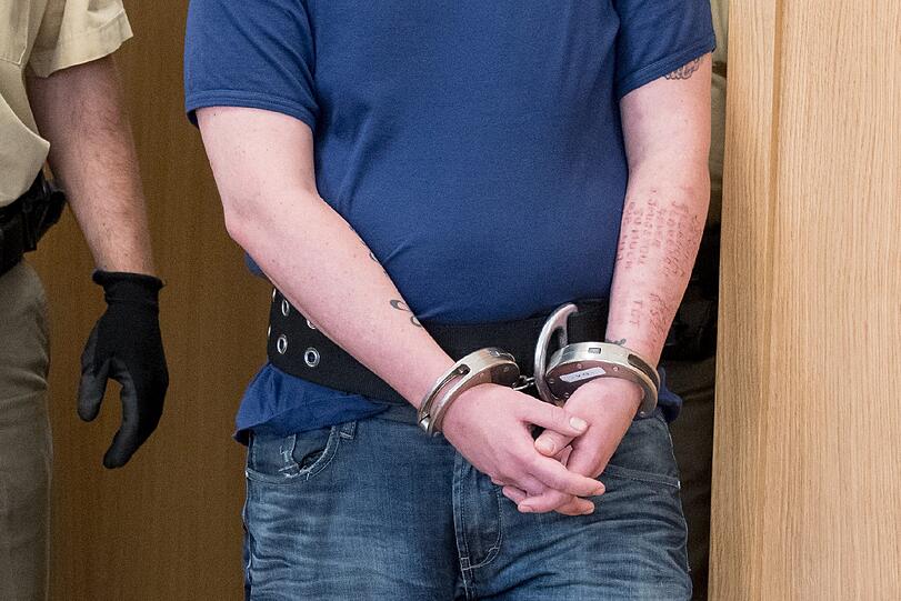 Der Angeklagte Johann G. beim Prozessauftakt im Gerichtssaal des Landgerichts Deggendorf.