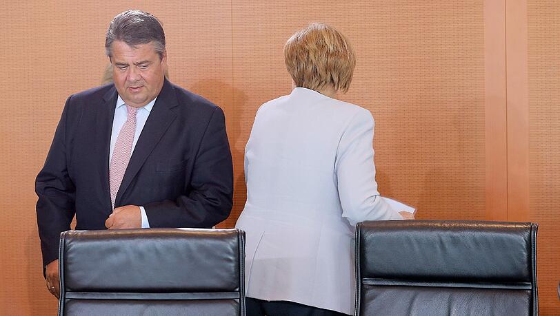 Sigmar Gabriel und Angela Merkel vor der Kabinettssitzung: Union und SPD im Bundestag kommen zum Auftakt des letzten gemeinsamen Regierungsjahrs vor der nächsten Wahl zu getrennten Klausuren zusammen. Foto: Wolfgang Kumm Sigmar Gabriel und Angela Merkel vor der Kabinettssitzung: Union und SPD im Bundestag kommen zum Auftakt des letzten gemeinsamen Regierungsjahrs vor der nächsten Wahl zu getrennten Klausuren zusammen. Foto: Wolfgang Kumm