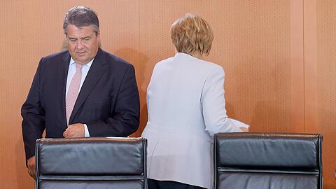 Sigmar Gabriel und Angela Merkel vor der Kabinettssitzung: Union und SPD im Bundestag kommen zum Auftakt des letzten gemeinsamen Regierungsjahrs vor der nächsten Wahl zu getrennten Klausuren zusammen. Foto: Wolfgang Kumm