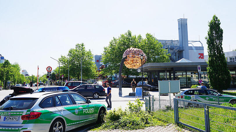Der 37-jährige Täter wurde mittlerweile gefasst. Die Polizei hat das Gebiet um den S-Bahnhof großräumig abgesperrt.
