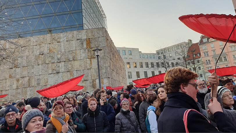 Knapp 600 Menschen sind am Freitag zur Demonstration "München ist bunt" gekommen. Die Aktion war eigentlich als Gegendemo einer geplanten Pegida-Veranstaltung unweit einer Synagoge gedacht, die dann aber kurzfristig abgesagt wurde. Knapp 600 Menschen sind am Freitag zur Demonstration "München ist bunt" gekommen. Die Aktion war eigentlich als Gegendemo einer geplanten Pegida-Veranstaltung unweit einer Synagoge gedacht, die dann aber kurzfristig abgesagt wurde.