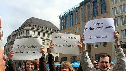 Auf dem Marienplatz tun Studenten ihren Unmut gegen Moschee-Gegner Michael Stürzenberger und seine Partei "Die Freiheit" kund.