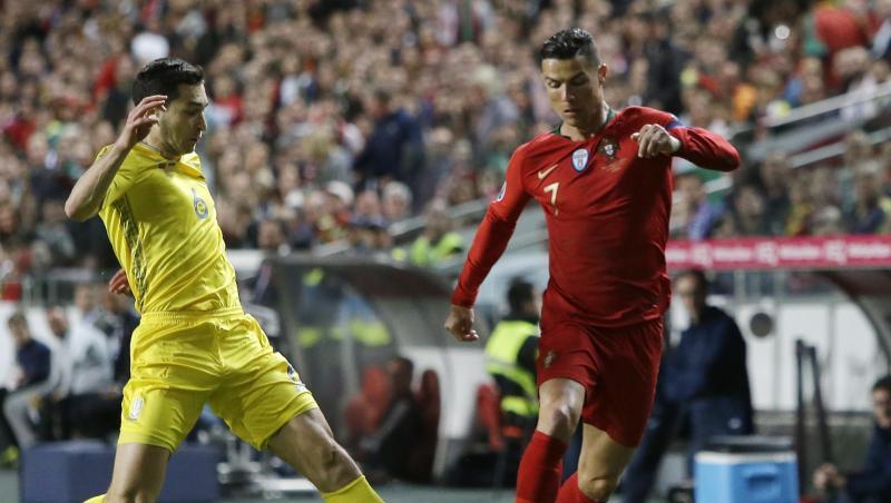 Portugals Superstar Cristiano Ronaldo (r) wird vom Ukrainer Taras Stepanenko unter Druck gesetzt. Portugals Superstar Cristiano Ronaldo (r) wird vom Ukrainer Taras Stepanenko unter Druck gesetzt.