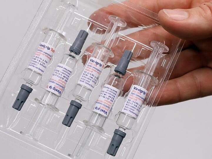 Neben der höheren Nachfrage könnten unter anderem zu große Vorräte in manchen Arztpraxen und Apotheken zu dem Engpass beitragen.