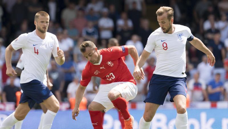 Xherdan Shaqiri (M) aus der Schweiz im Zweikampf mit Harry Kane. Xherdan Shaqiri (M) aus der Schweiz im Zweikampf mit Harry Kane.