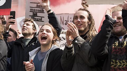 Mala Emde (Mitte) als Luisa bei einer Demonstration und Störaktion gegen eine rechtsradikale Versammlung.