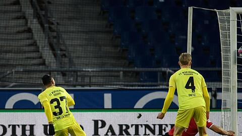 Würzburgs Rajiv van la Parra (l) schießt das 1:2.