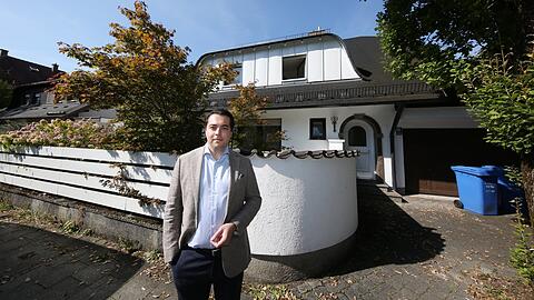 Anwalt Christoph Limm vor dem Haus in Hadern, in dem derzeit Studenten und Azubis wohnen. Die Stadt fordert, allen zu kündigen.