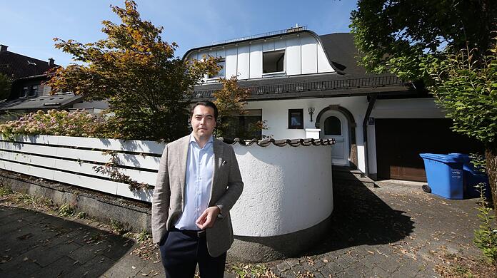 Anwalt Christoph Limm vor dem Haus in Hadern, in dem derzeit Studenten und Azubis wohnen. Die Stadt fordert, allen zu kündigen.