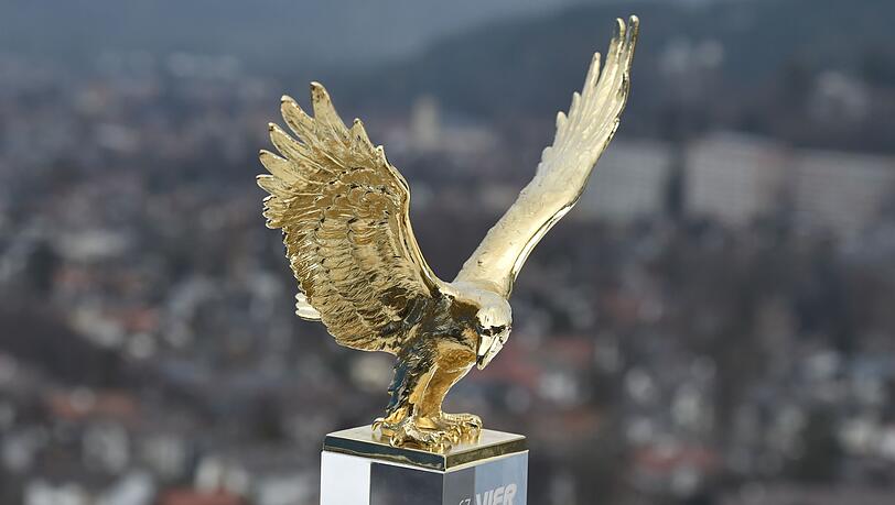 Bisher kämpfen nur Männer um den goldenen Adler: Der Pokal für den Gesamtsieger der Vierschanzentournee.