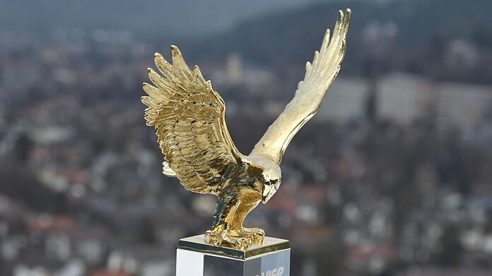 Bisher kämpfen nur Männer um den goldenen Adler: Der Pokal für den Gesamtsieger der Vierschanzentournee.